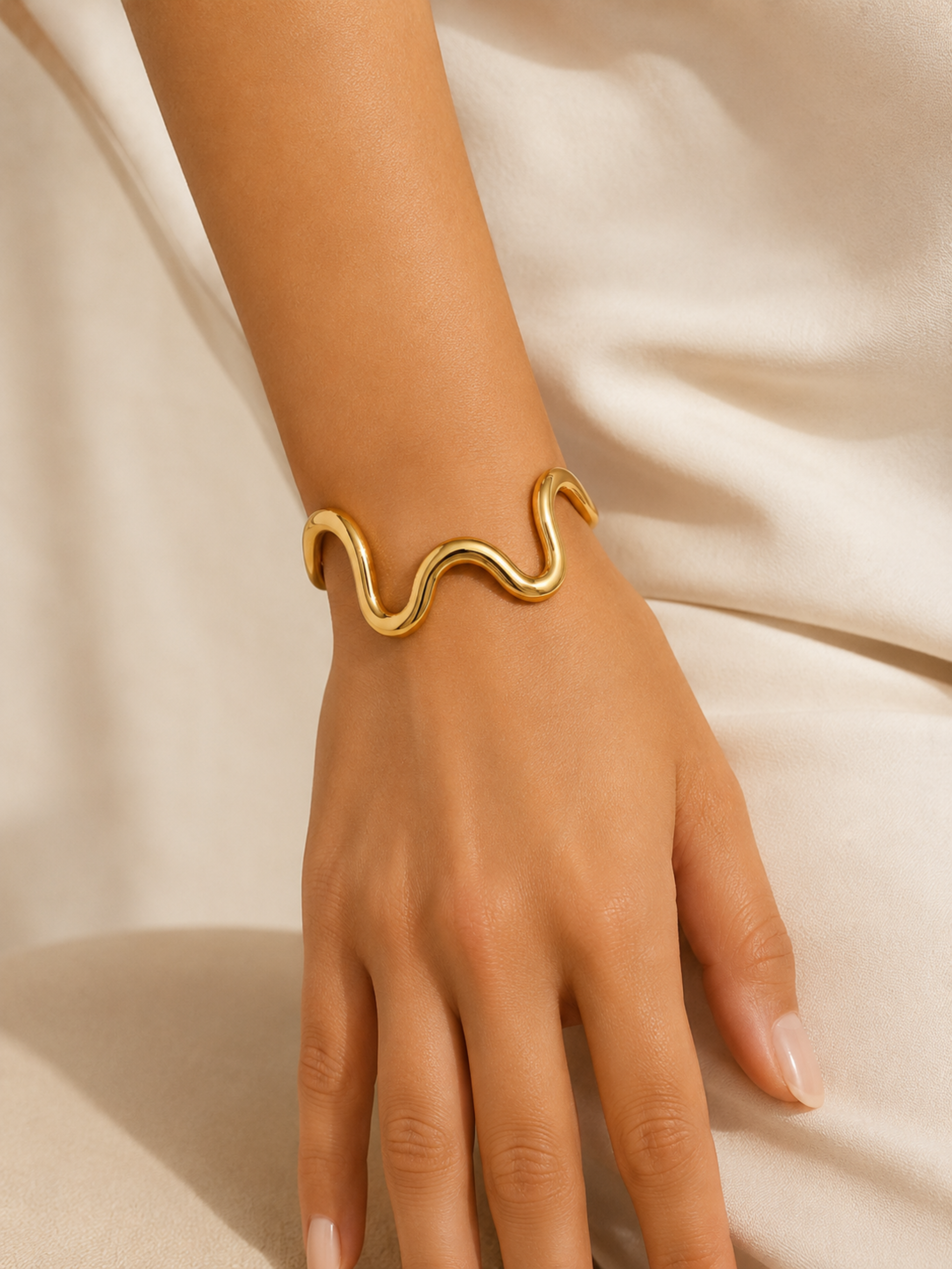 Noiré Curve Gold Cuff - Pabeena