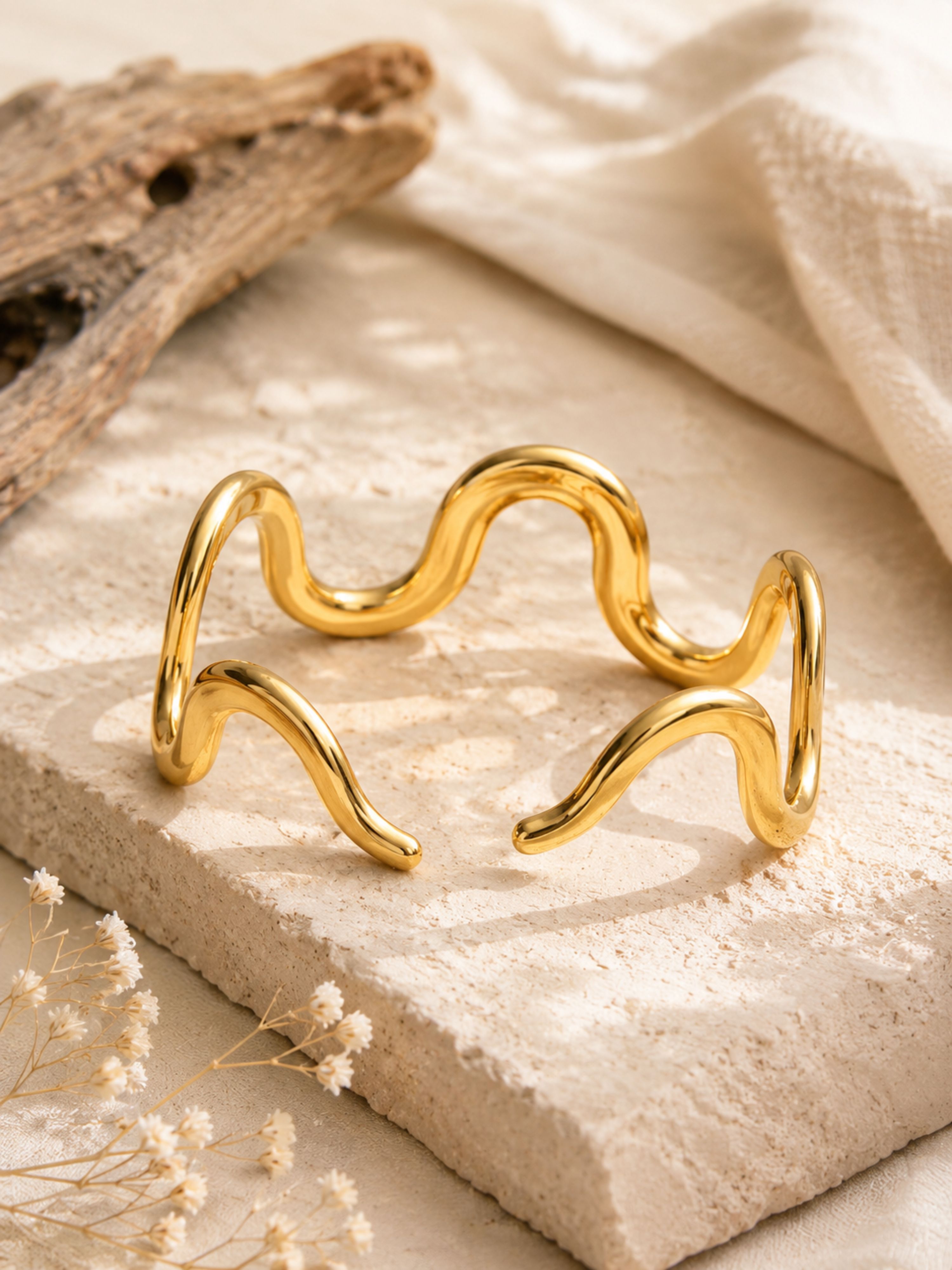Noiré Curve Gold Cuff